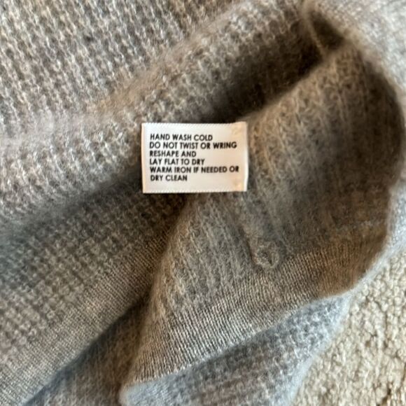 White and Warren Small Cashmere v neck sweater - Picture 3 of 5